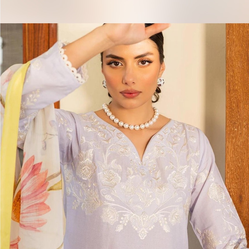 Elegant White Kurta with Floral Dupatta and pants - Picture 3 of 4